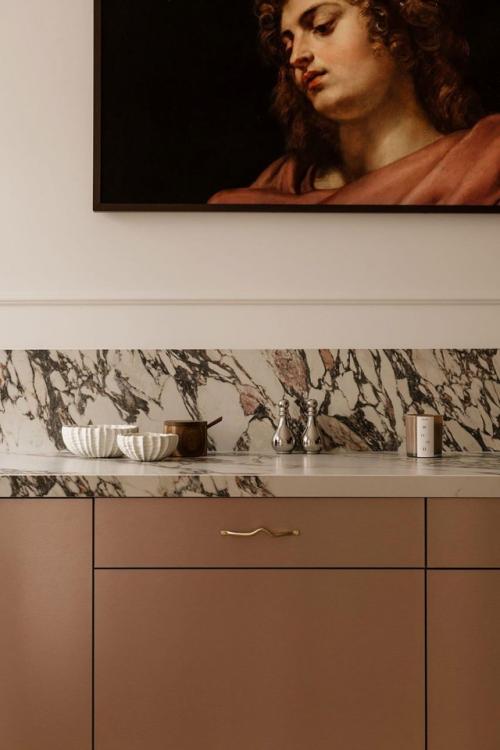 Интерьер этой небольшой квартиры - наглядный пример того, как даже в ограниченном пространстве можно создать атмосферу уюта и эстетики. 06