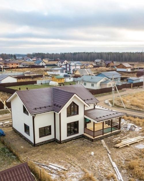 В том случае, если уж строить дом, то такой большой, просторный.