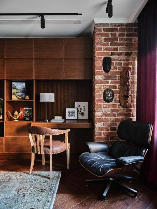 Эклектичная квартира в Москве стала отражением активного образа жизни семьи и их любви к путешествиям. 02