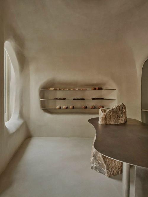 Небольшая пекарня в центре Мадрида удивляет интерьером, сочетающим природные мотивы и футуризм. 05