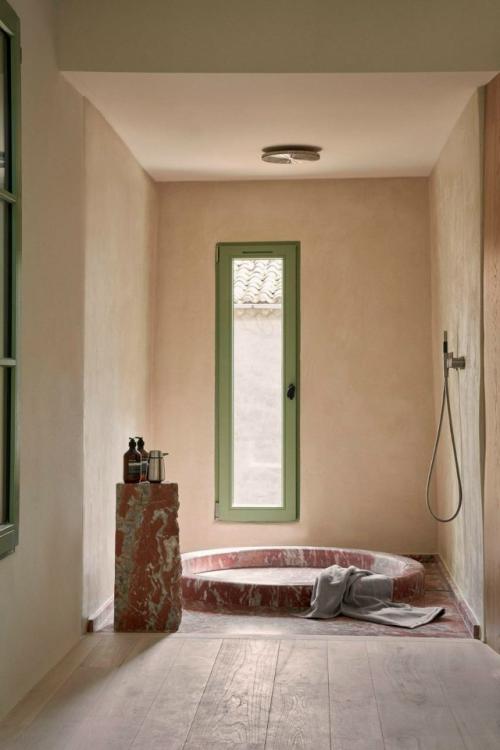 На юге Франции средневековый дом XIV века получил новую жизнь и превратился в современный гостевой дом. 06