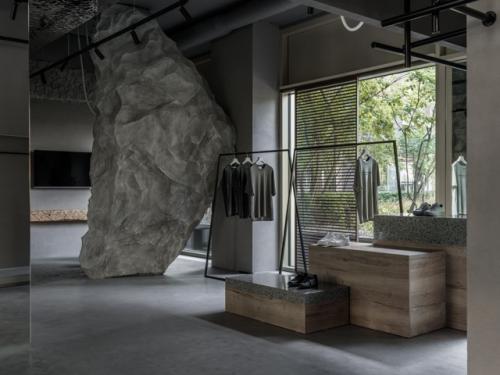 Бутик итальянской одежды в Тюмени оформлен в спокойной палитре с акцентом на натуральные материалы и выразительные фактуры. 04