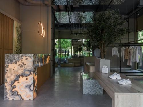 Бутик итальянской одежды в Тюмени оформлен в спокойной палитре с акцентом на натуральные материалы и выразительные фактуры. 01