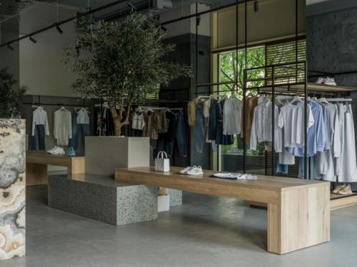 Бутик итальянской одежды в Тюмени оформлен в спокойной палитре с акцентом на натуральные материалы и выразительные фактуры. 03