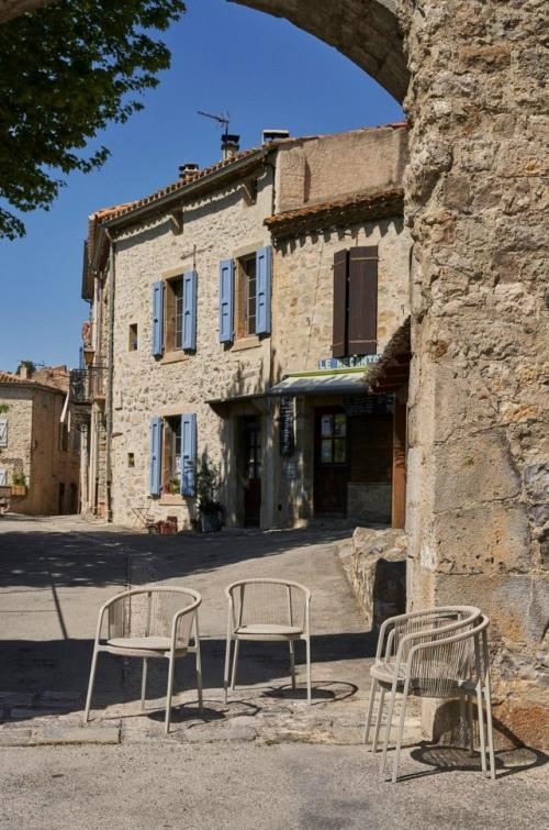 На юге Франции средневековый дом XIV века получил новую жизнь и превратился в современный гостевой дом. 01