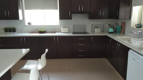 Кухня в коричневом и белом исполнении, частный дом.