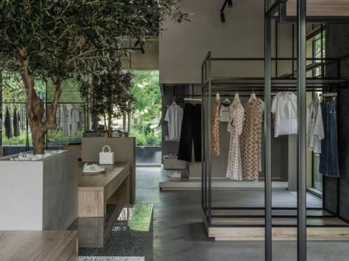 Бутик итальянской одежды в Тюмени оформлен в спокойной палитре с акцентом на натуральные материалы и выразительные фактуры. 02