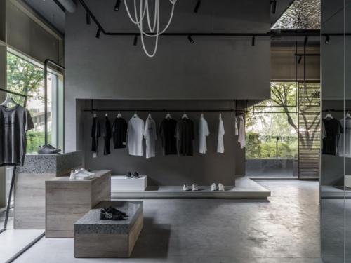 Бутик итальянской одежды в Тюмени оформлен в спокойной палитре с акцентом на натуральные материалы и выразительные фактуры. 05