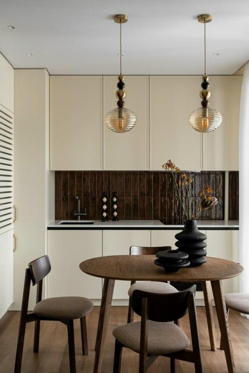 Небольшая квартира в историческом центре Казани стала уютным пространством для девушки, которая много путешествует. 01