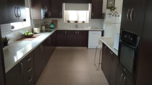 Кухня в коричневом и белом исполнении, частный дом. 03