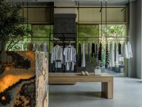 Бутик итальянской одежды в Тюмени оформлен в спокойной палитре с акцентом на натуральные материалы и выразительные фактуры. 06