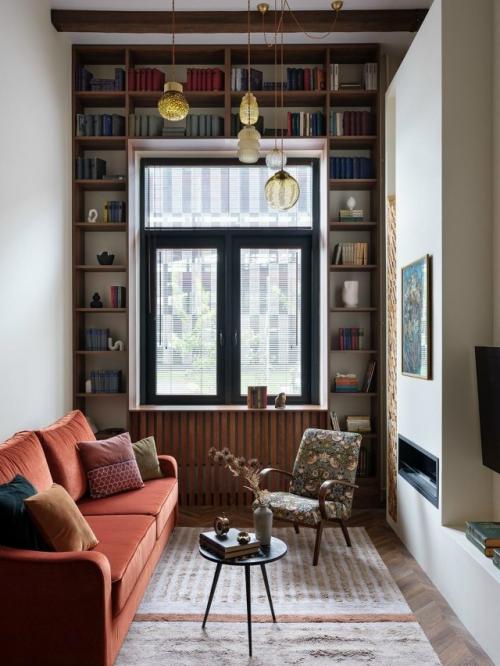 Когда геометрия пространства нестандартная, на помощь приходят встроенные системы хранения - они прячут ниши и подстраиваются под форму квартиры.  