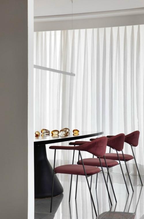 Этот интерьер строится не вокруг трендов, а вокруг любви к предметному дизайну. 04 Этот интерьер строится не вокруг трендов, а вокруг любви к предметному дизайну. 04