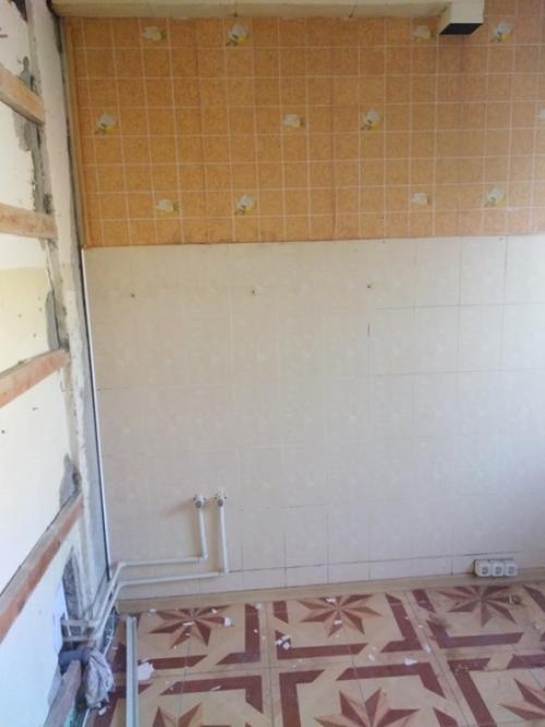 Подскажите пожалуйста чем можно заделать стену на первом фото? 01