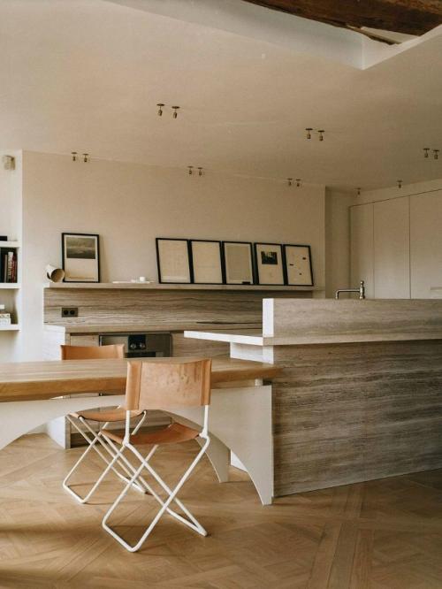 Квартира у садов пале-рояль: когда фактуры важнее декора. 01