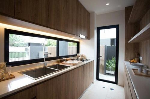 Окно в кухне - просто мечта любой хозяйки.