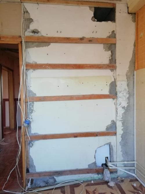 Подскажите пожалуйста чем можно заделать стену на первом фото?