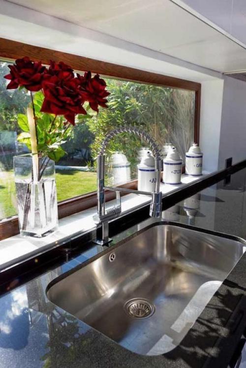 Окно в кухне - просто мечта любой хозяйки. 02