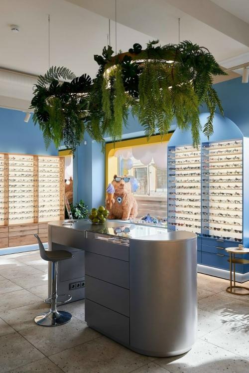 Интерьер новой оптики в Москве - яркий пример того, как цвет и детали формируют настроение пространства. 03