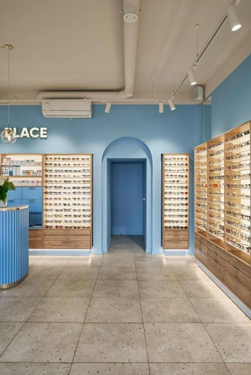 Интерьер новой оптики в Москве - яркий пример того, как цвет и детали формируют настроение пространства. 04