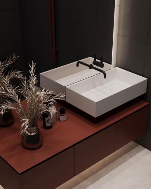 А ещё в этой квартире уборку должна проводить клининговая компания. 02