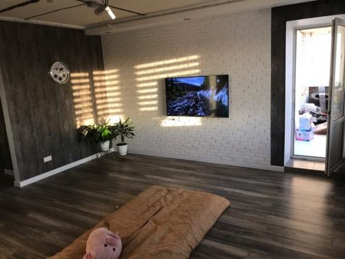 Ремонт еще не закончен (потолков нету, дивана и еще по мелочи), но показать ужже есть что). 01