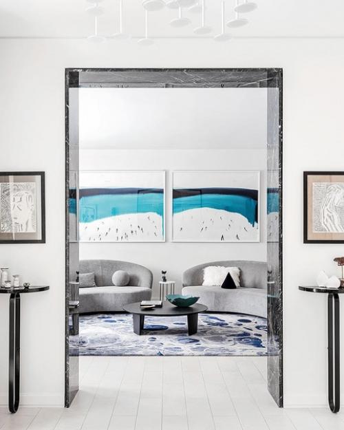 Архитектор Илья цветков и дизайнер Ната валуйская, оформляя подмосковный дом, с пиететом отнеслись к разнообразной коллекции заказчиков. 01