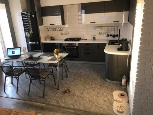 Ремонт еще не закончен (потолков нету, дивана и еще по мелочи), но показать ужже есть что). 03