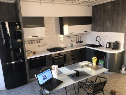 Ремонт еще не закончен (потолков нету, дивана и еще по мелочи), но показать ужже есть что). 02