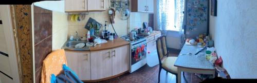 Сделали ремонт на кухне, хотелось многое уместить, в том числе колонну, вариант у окна оказался самым удобным.