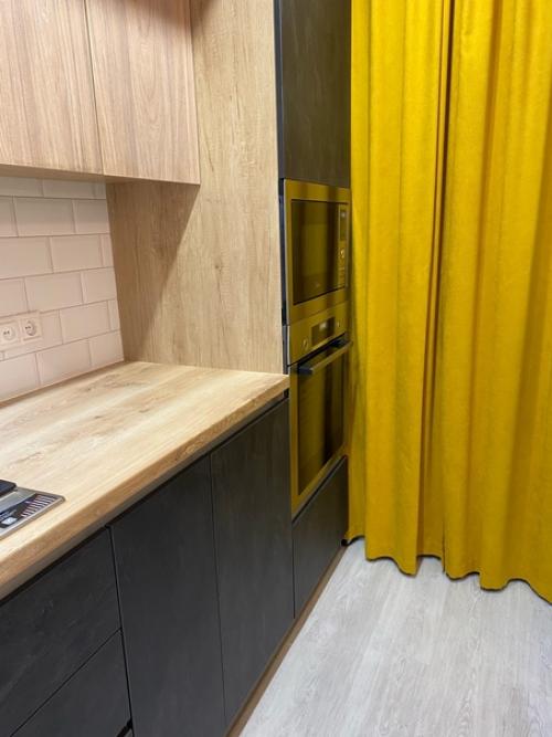 Сделали ремонт на кухне, хотелось многое уместить, в том числе колонну, вариант у окна оказался самым удобным. 02