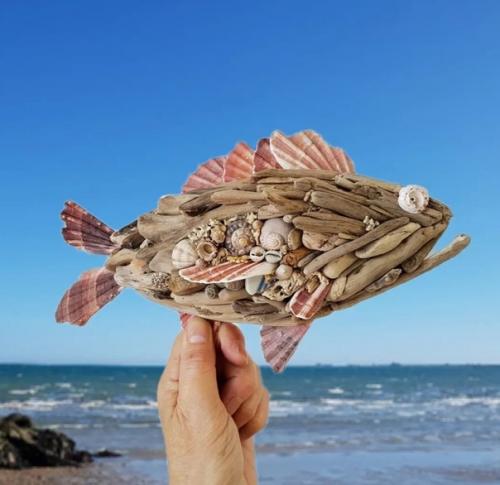 Только в том случае, если у вас с отпуска остались собранные сувениры. 02