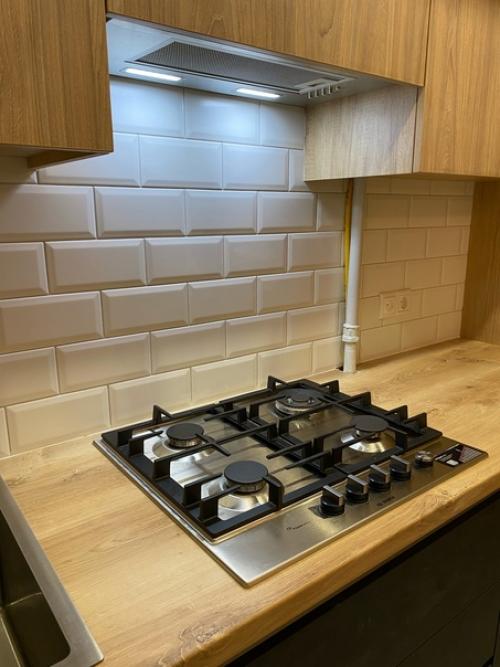 Сделали ремонт на кухне, хотелось многое уместить, в том числе колонну, вариант у окна оказался самым удобным. 03