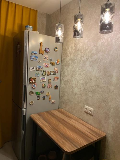 Сделали ремонт на кухне, хотелось многое уместить, в том числе колонну, вариант у окна оказался самым удобным. 05