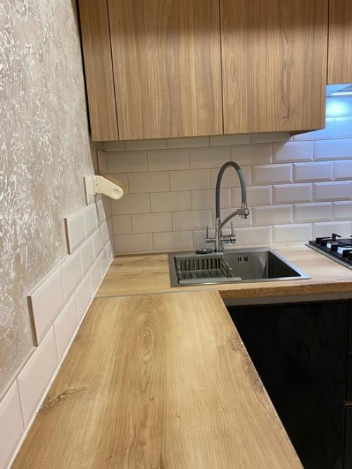 Сделали ремонт на кухне, хотелось многое уместить, в том числе колонну, вариант у окна оказался самым удобным. 07