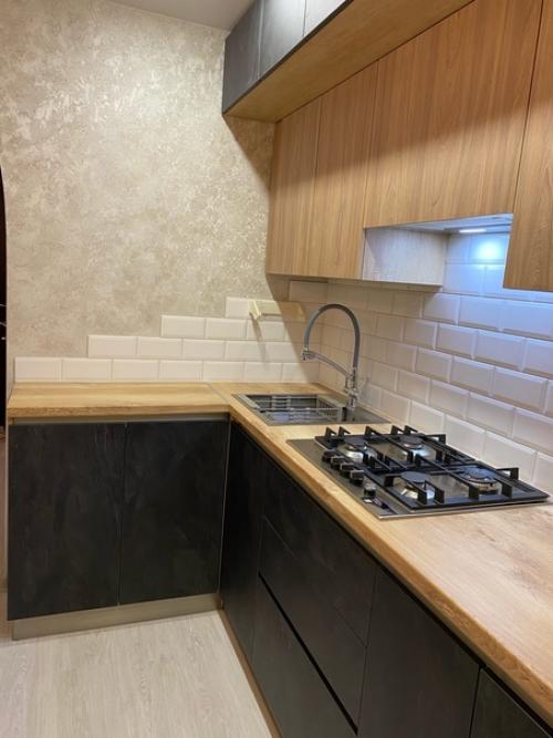 Сделали ремонт на кухне, хотелось многое уместить, в том числе колонну, вариант у окна оказался самым удобным. 04