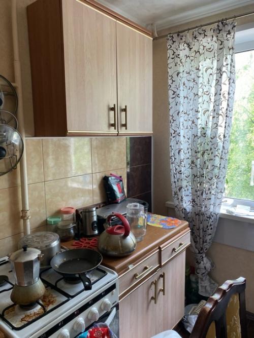 Сделали ремонт на кухне, хотелось многое уместить, в том числе колонну, вариант у окна оказался самым удобным. 01