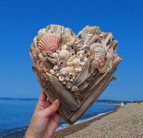 Только в том случае, если у вас с отпуска остались собранные сувениры.