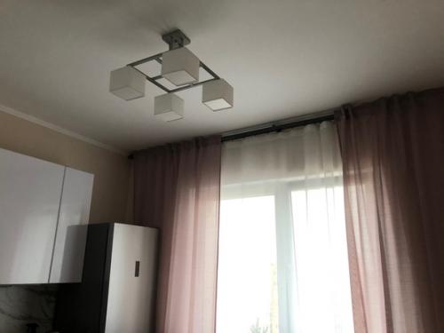 Жду критику. Квартиру брали с готовой отделкой, поэтому стены, полы, потолок все было уже сделано. 03