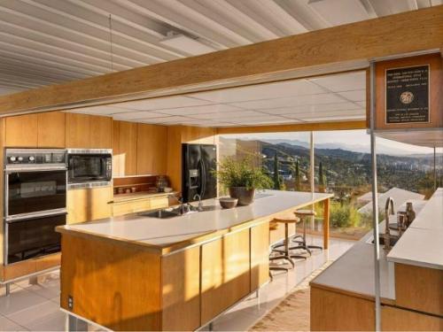 Легендарный дом шталя, созданный Пьером Кенигом в 1960 году, был частью программы Case Study Houses. 06