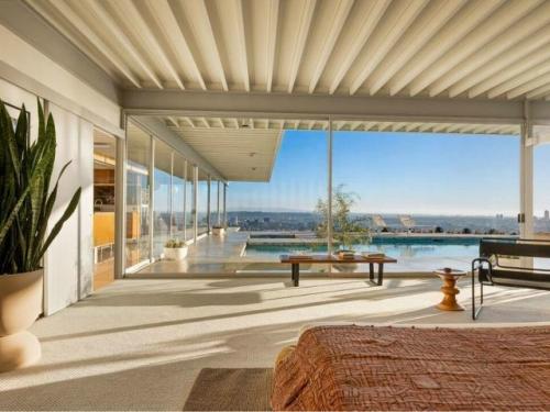 Легендарный дом шталя, созданный Пьером Кенигом в 1960 году, был частью программы Case Study Houses. 05