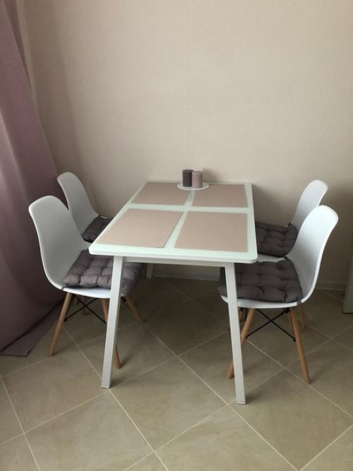 Жду критику. Квартиру брали с готовой отделкой, поэтому стены, полы, потолок все было уже сделано. 01