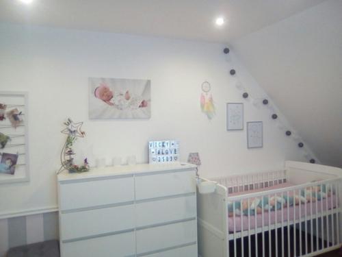 Закончили ремонт детской в новом доме, дочке 7 месяцев. 04