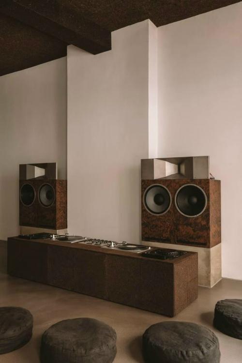 Listening - бар Trader Hifi в Гамбурге - пространство для музыки и тишины. 02