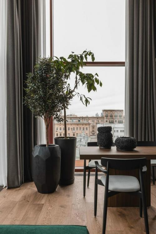 Квартира построена вокруг атмосферы и звука: пятиметровый стеллаж, большие окна и выразительная мебель формируют характер пространства. 02