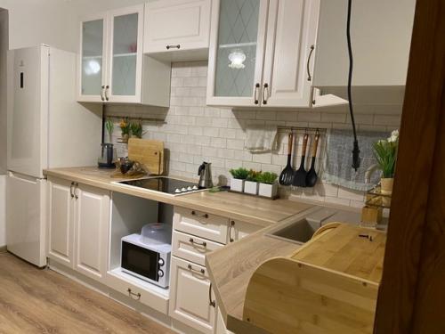 Было/стало.  На ремонт ушло 80 (вместе с кухонным гарнитуром и его установкой). 02