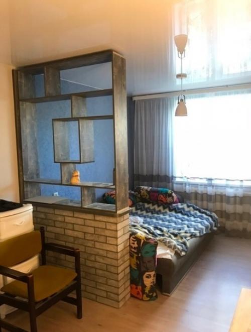 Есть разные идеи разделить однокомнатную квартиру на зоны. 04