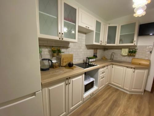 Было/стало.  На ремонт ушло 80 (вместе с кухонным гарнитуром и его установкой). 01