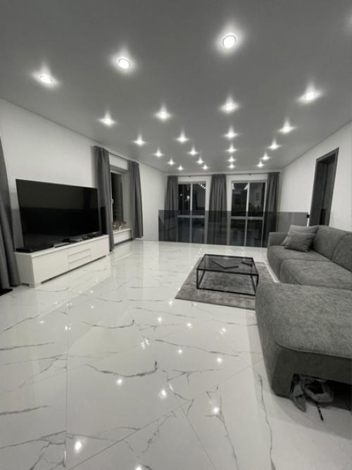 Ну, конечно, в таком доме все бы согласились жить) это однозначно лучше квартиры тем более, что дом не маленький, целых 200 кв. 03