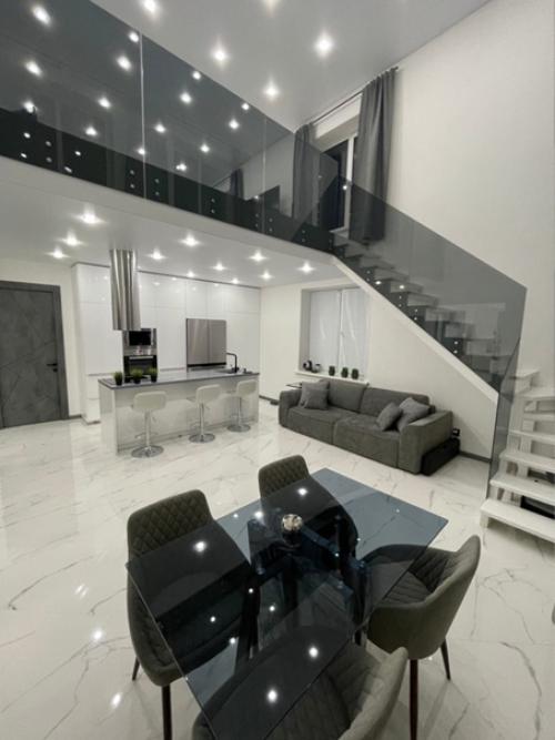 Ну, конечно, в таком доме все бы согласились жить) это однозначно лучше квартиры тем более, что дом не маленький, целых 200 кв.